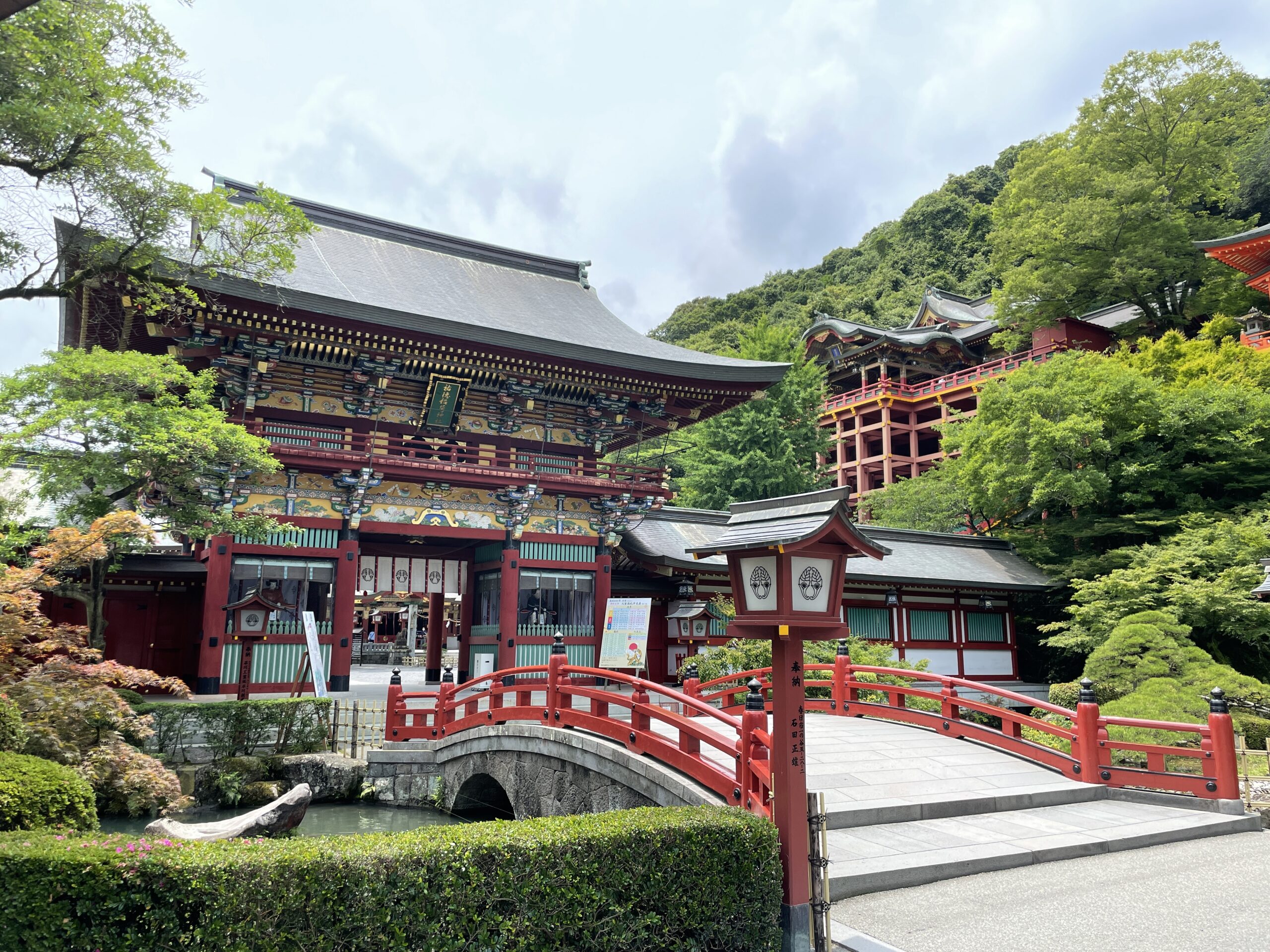 Farbenfroh und mit einer Struktur, die an den Shimizu-Schrein in Kyoto erinnert: Der Yotoku-Inari-Schrein in Kashima, Saga