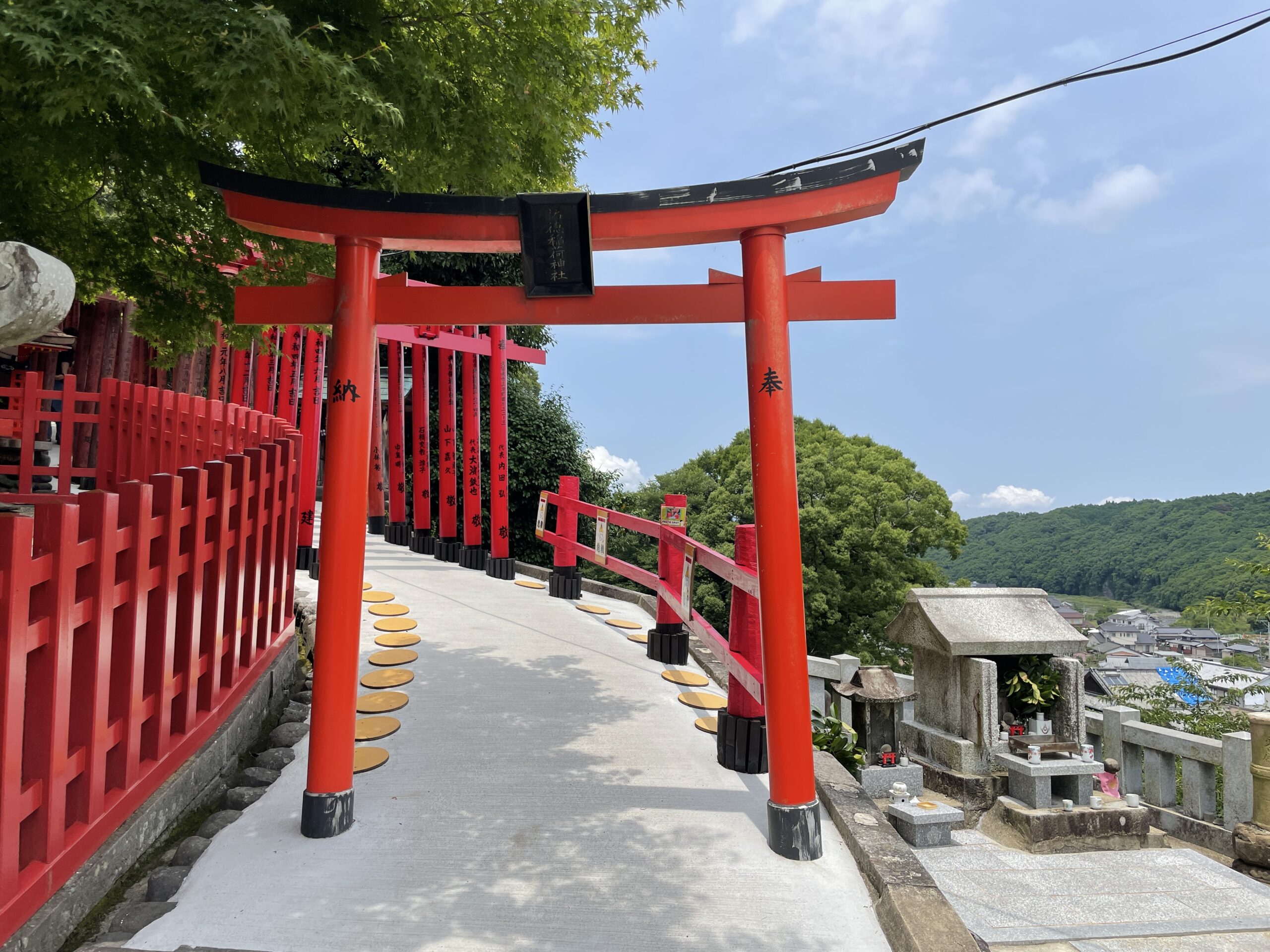 Die zahlreichen roten, gespendeten Torii erinnern stark an den Fushimi-Schrein in Kyoto