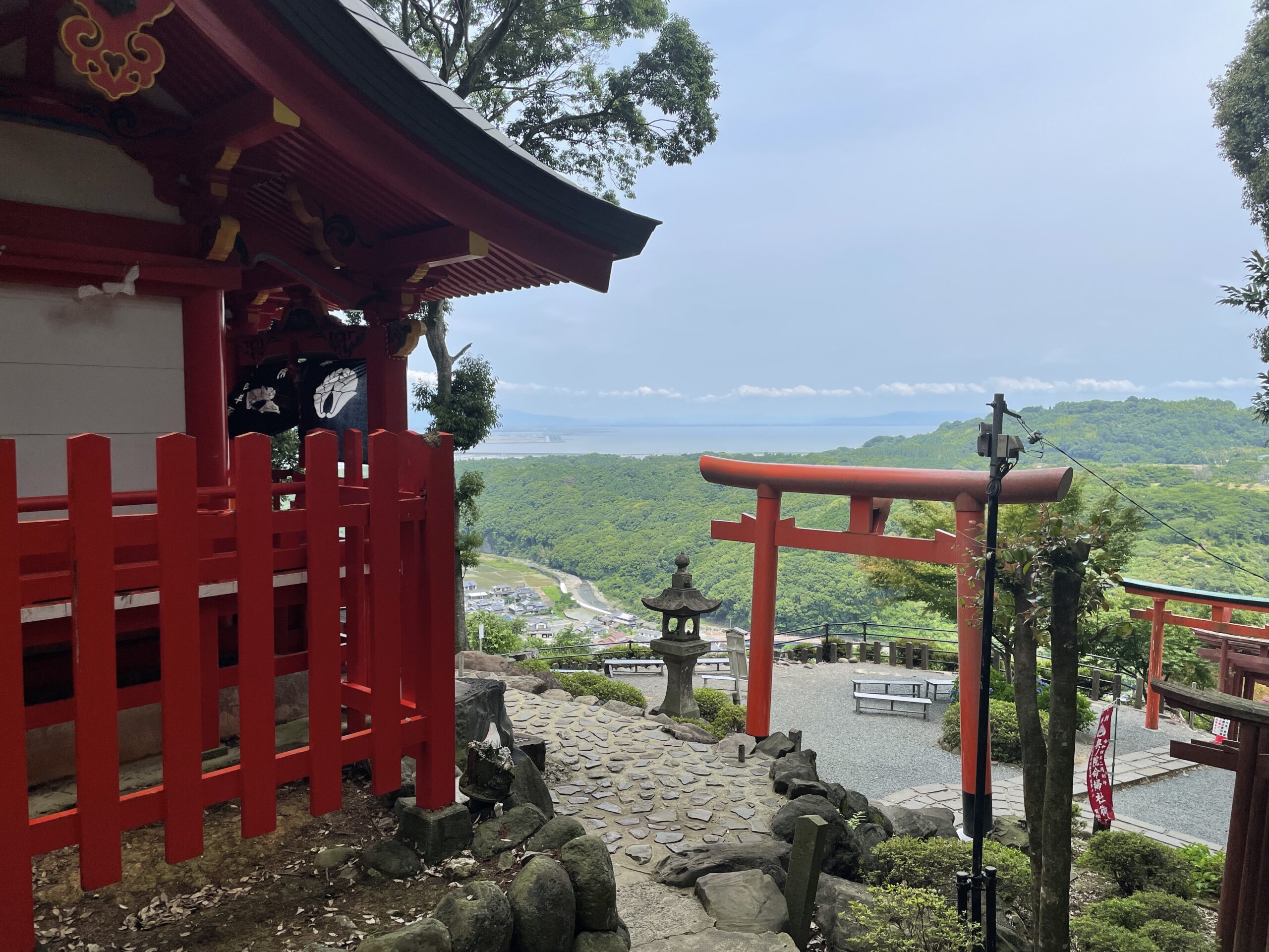 Am Oku-no-in des Yūtoku-Inari-Schreins in Kashima