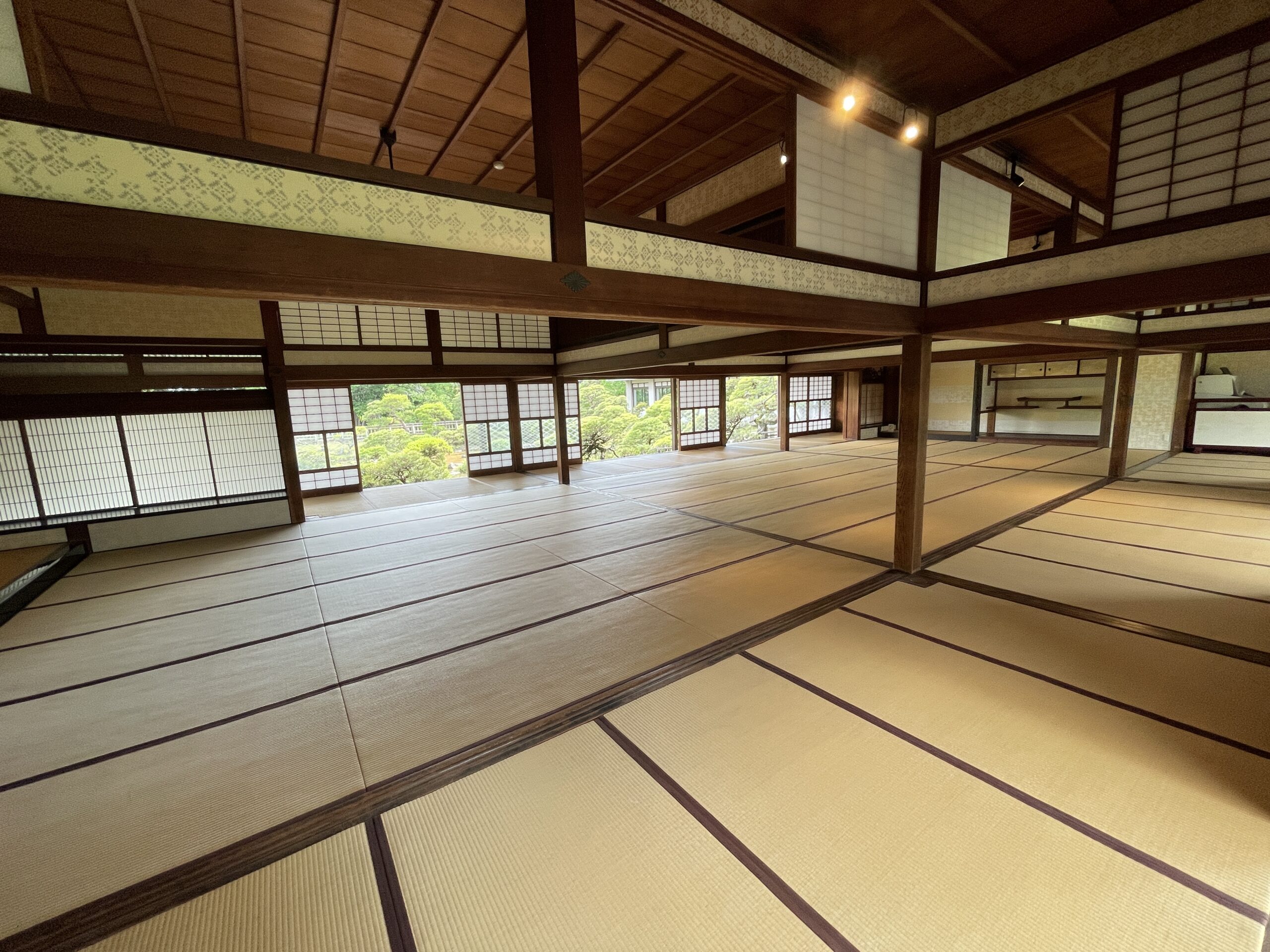 Japanischer geht es nicht: Mit Tatami ausgelegte Halle im Tachibana-tei mit Blick auf den Shōtō-Park