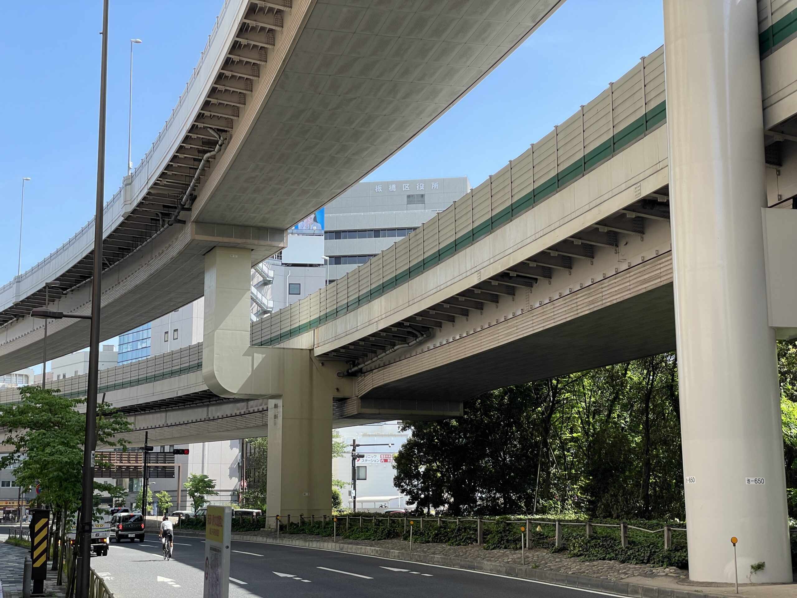 Stadtautobahn in Itabashi-ku mit dem Rathaus im Hintergrund