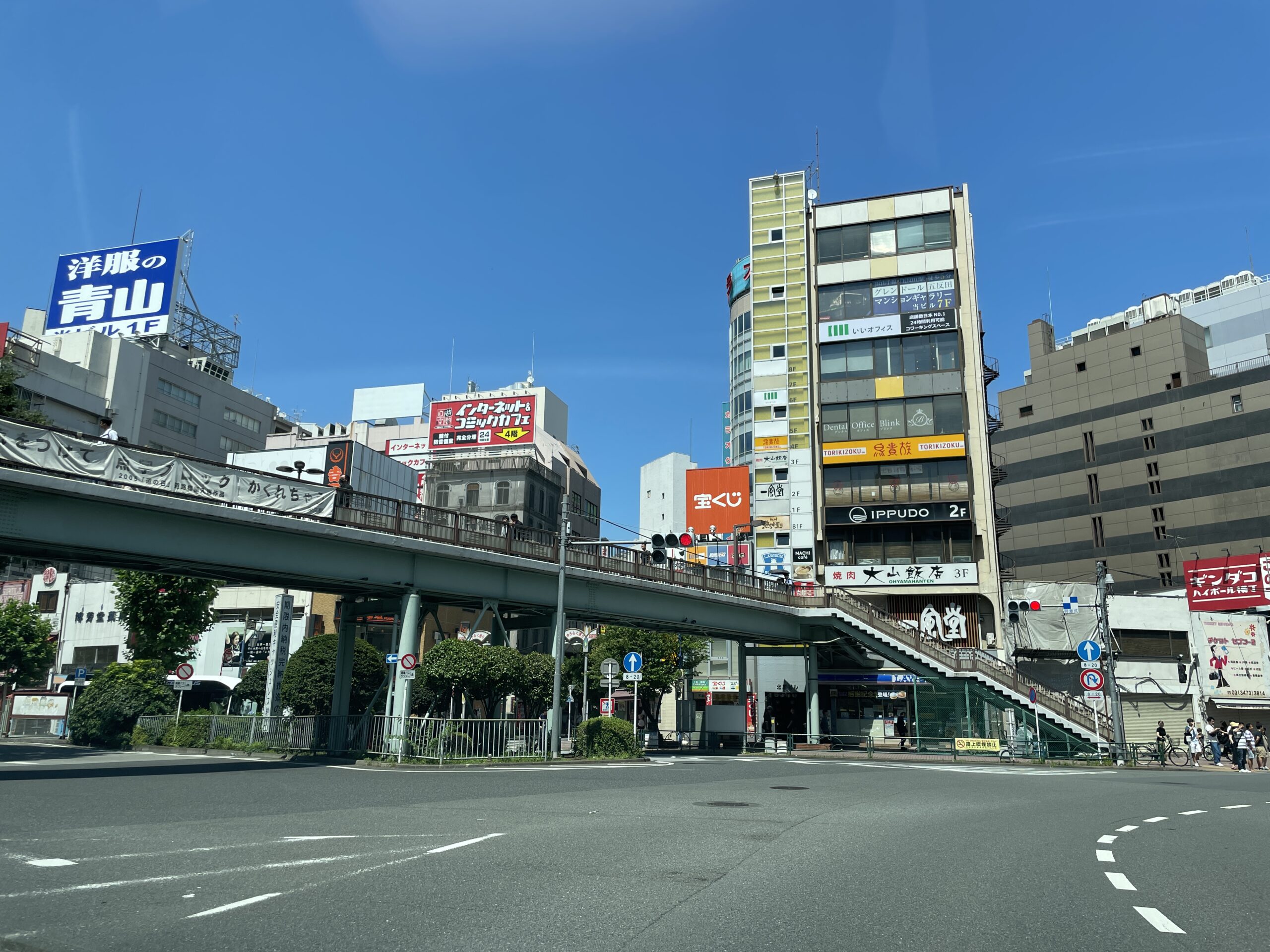 Große Kreuzung vor dem Bahnhof von Gotanda, Shinagawa-ku