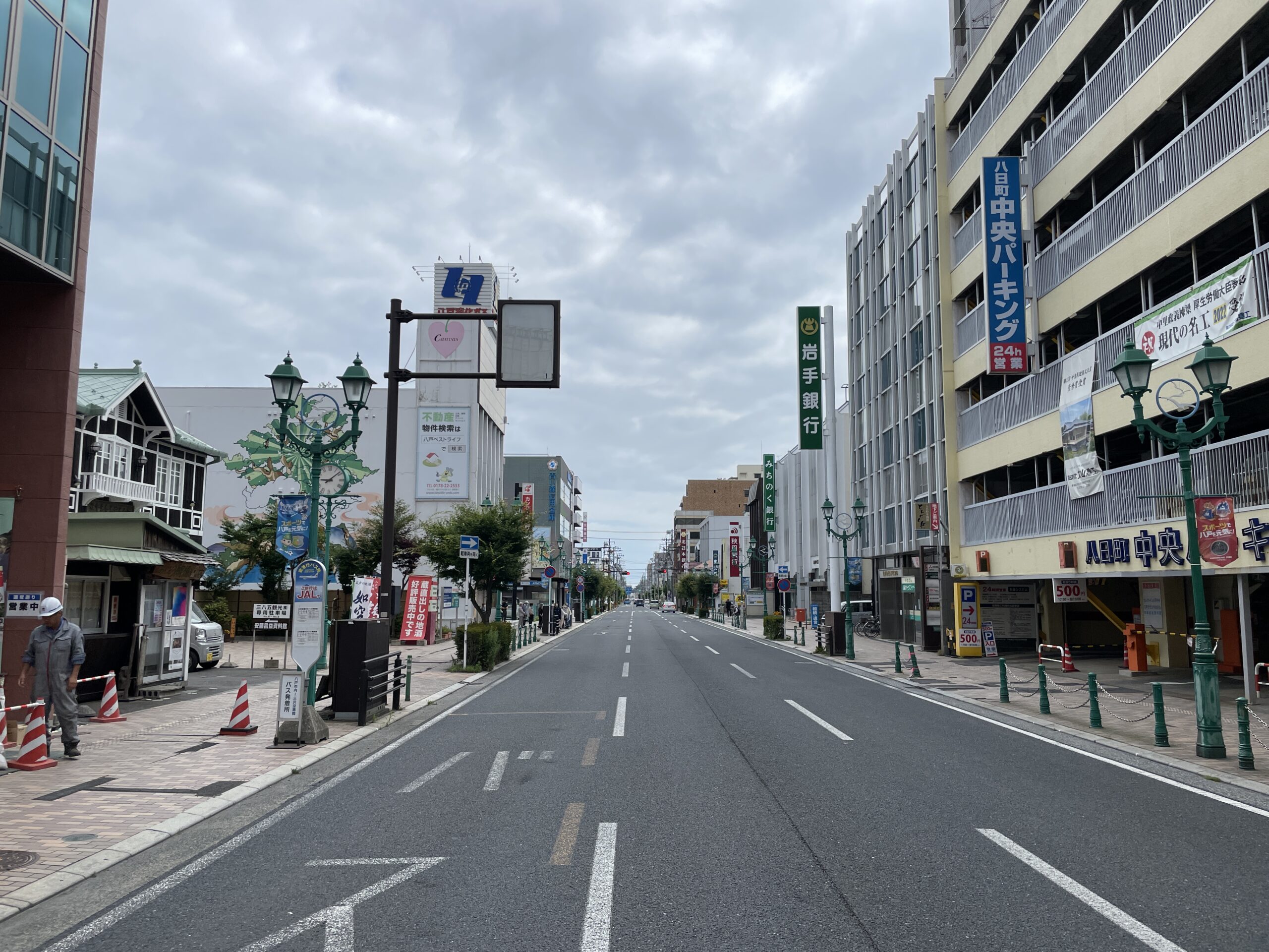 Eine der kerzengeraden Straßen in Hachinohe -- hier in der Yōkamachi