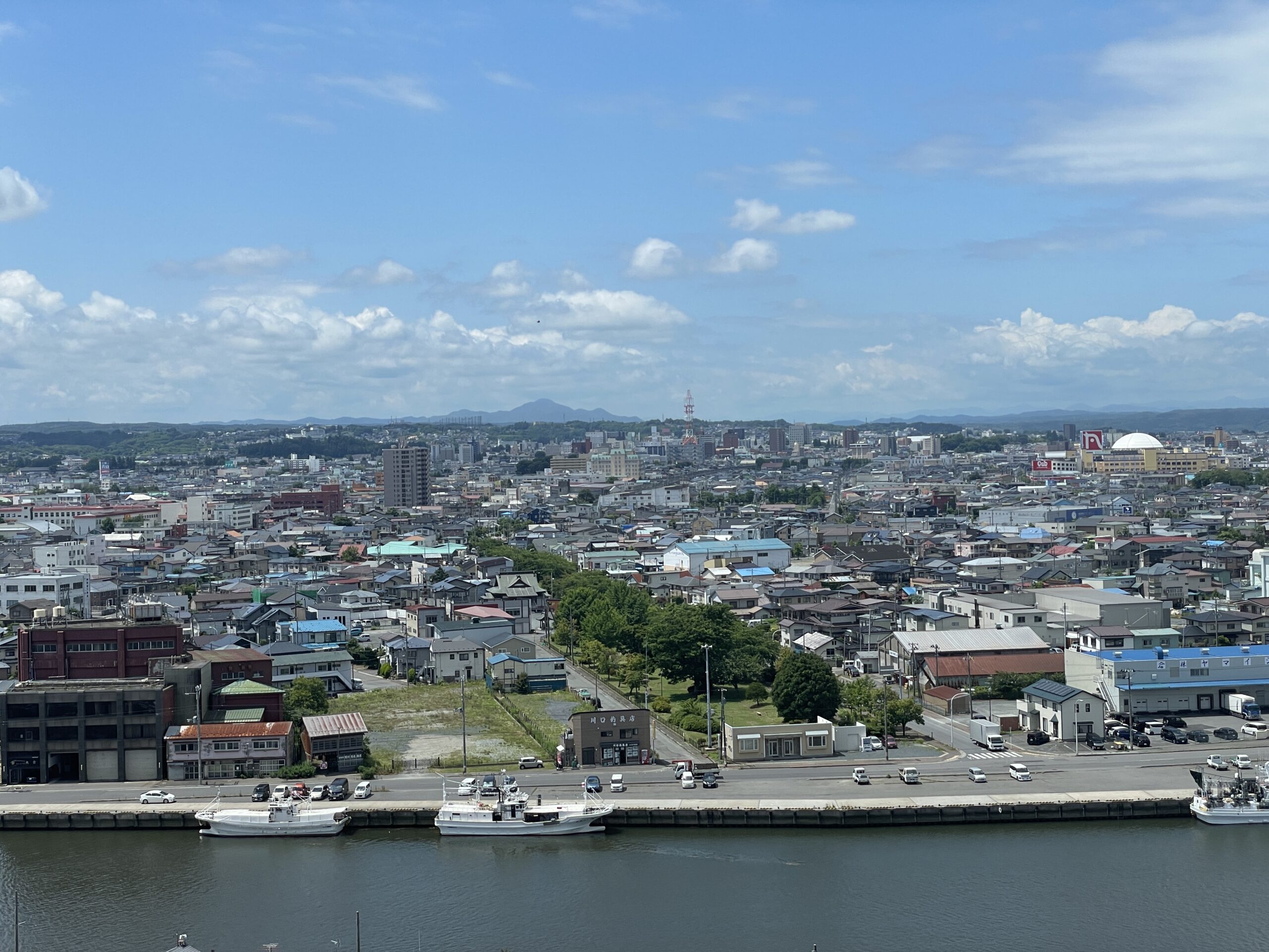 Blick vom Meer Richtung Innenstadt von Hachinohe