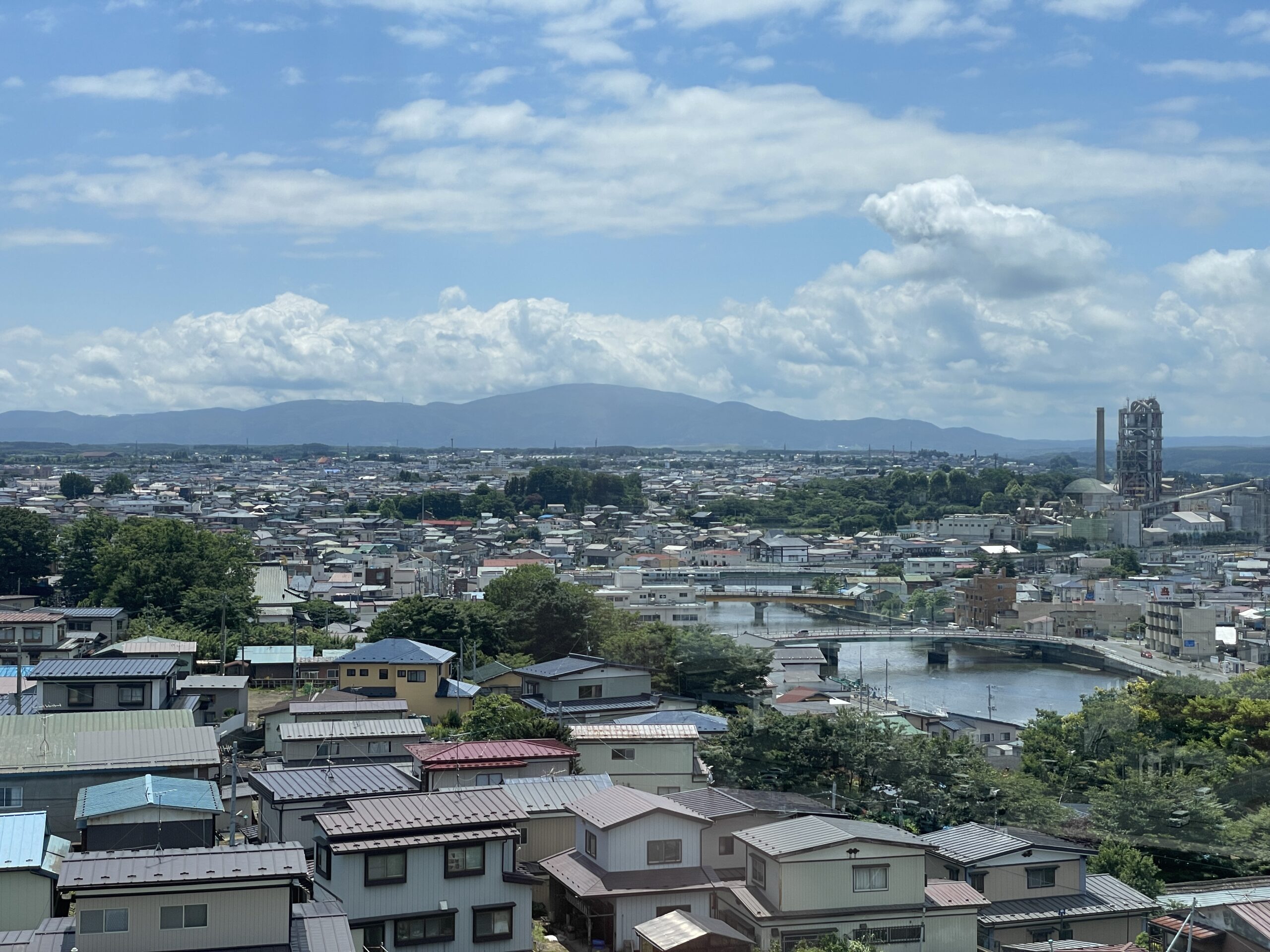 Blick über den Mabechi-Fluss und die Stadt Hachinohe