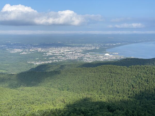Blick auf Mutsu und den Osten der Halbinsel Shimokita mit dem Pazifik im Hintergrund