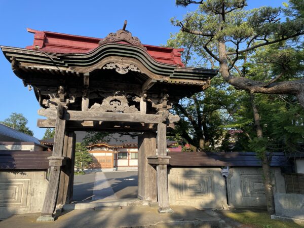 Prachtvolles Tor des Entsuji im Zentrum von Mutsu