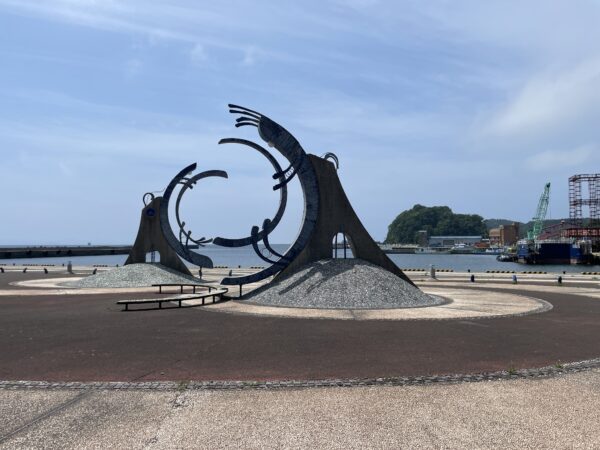 Ryūjin-Park-Monument (Bedeutung unbekannt) und Hafen von Wakinosawa