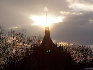 聖バルバラ大聖堂の上に沈む太陽	