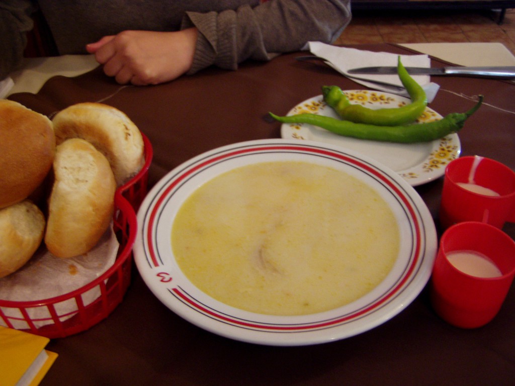 伝統的な料理 ①：Ciorbâ de Burtâ - 臓物のスープ