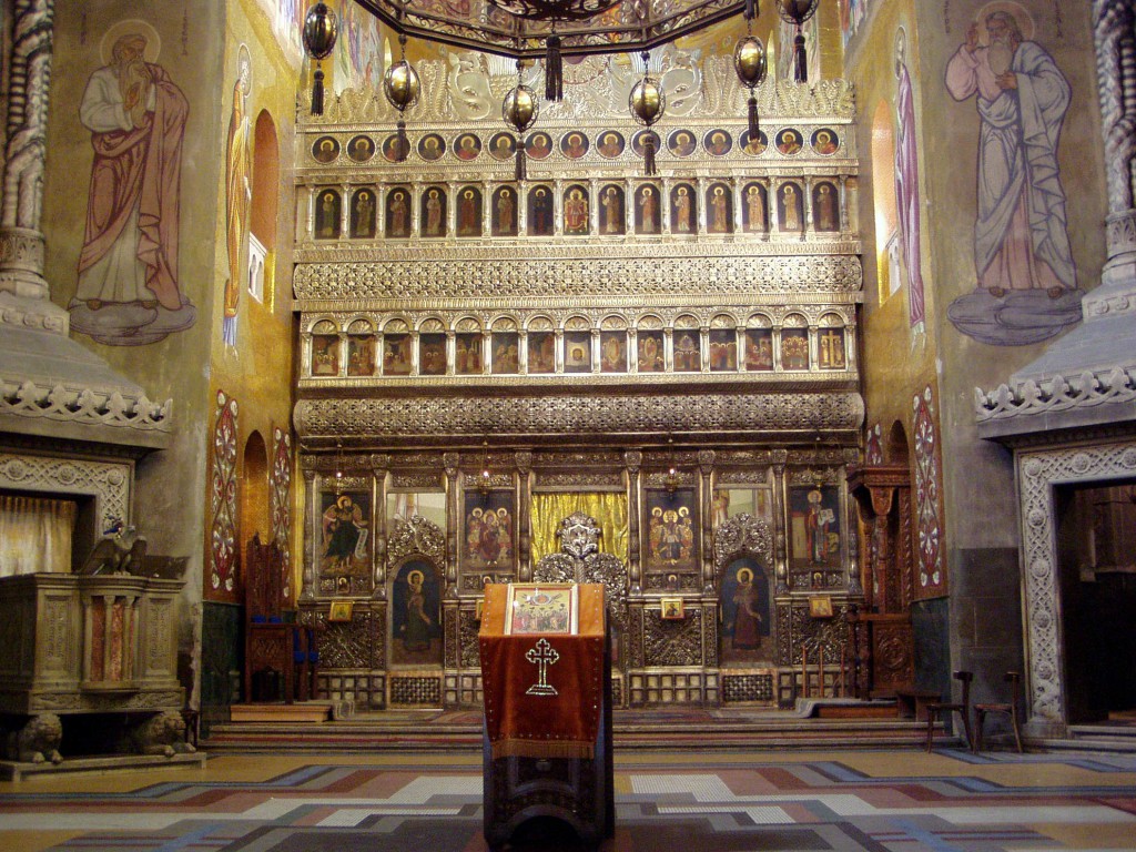 正教教会の大聖堂の中の教壇