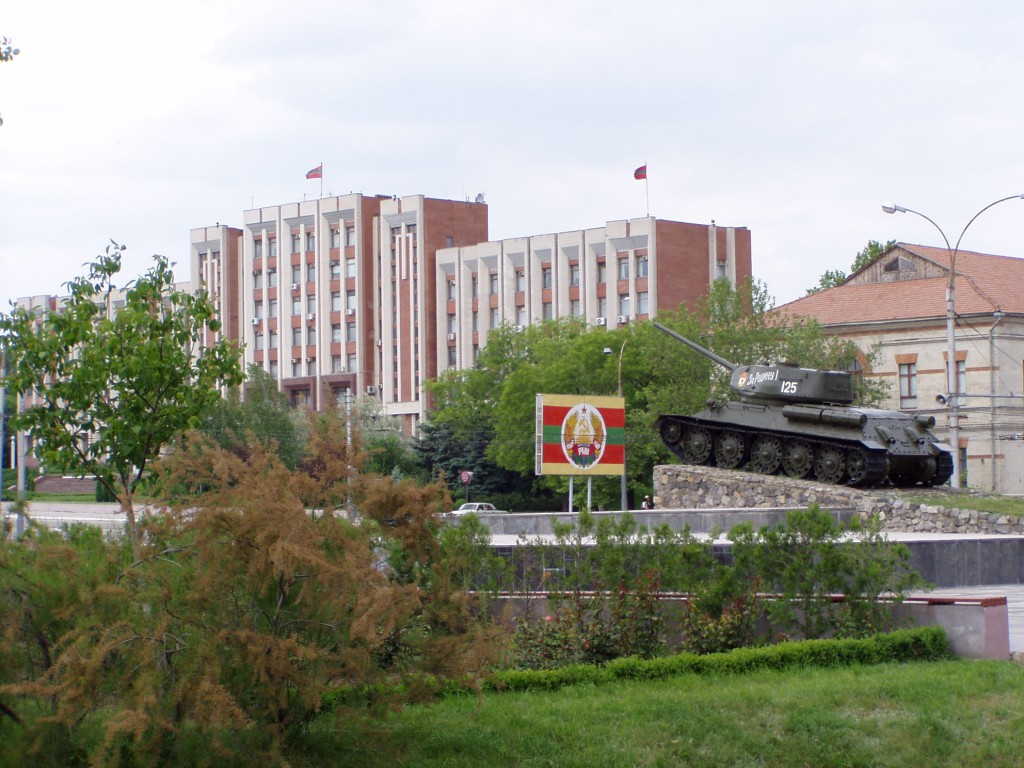ソビエト（政府）の建物と１９９２年の戦争の記念碑