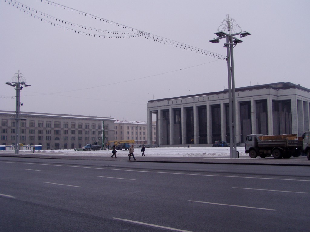 これはミンスク：大通り、灰色の建物、陰鬱な街路