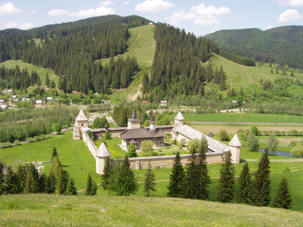 修理された修道院全体と周辺の景色