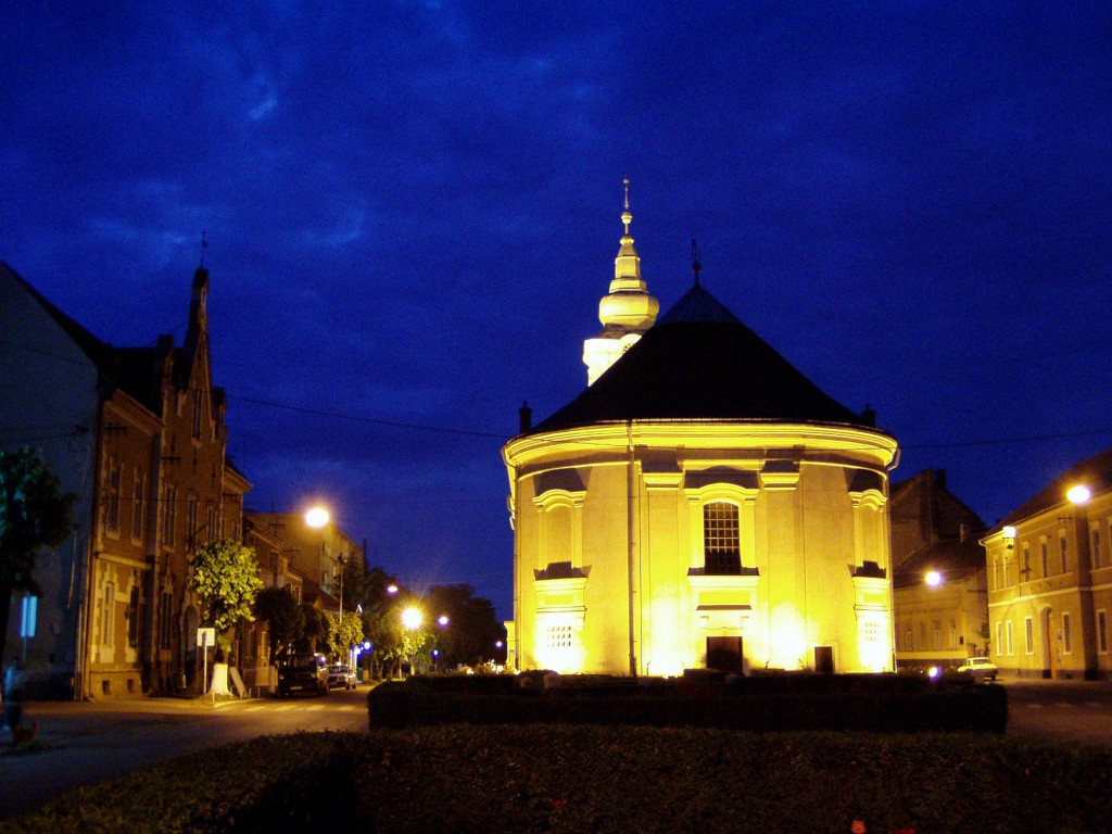 ハンガリー改革派の教会の夜景