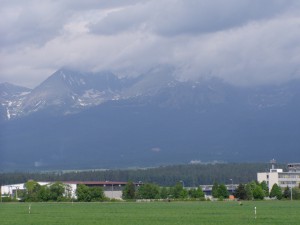 南から見た高いタトラ山地の山麓