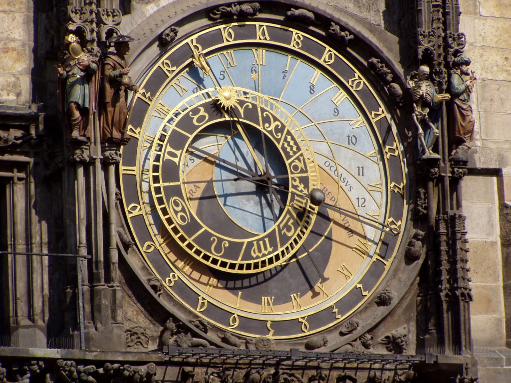 市庁舎についているゴシック様式の天分観測時計