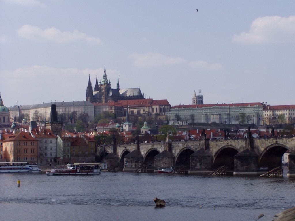 一番有名な眺望だろう：カレル橋、ヴルタヴァ川とプラハ城