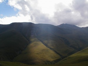 陽と陰の舞台になったカフカスの山々