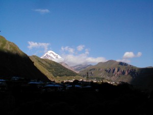 朝早くしか見えないカズベク山