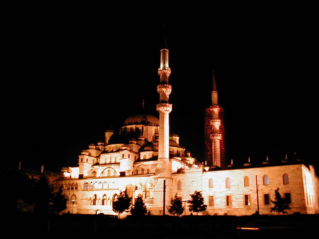 イスタンブールのイエニ・モスクの夜景
