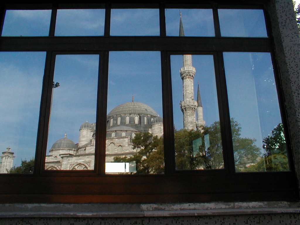 窓で反映されるモスク、イスタンブール