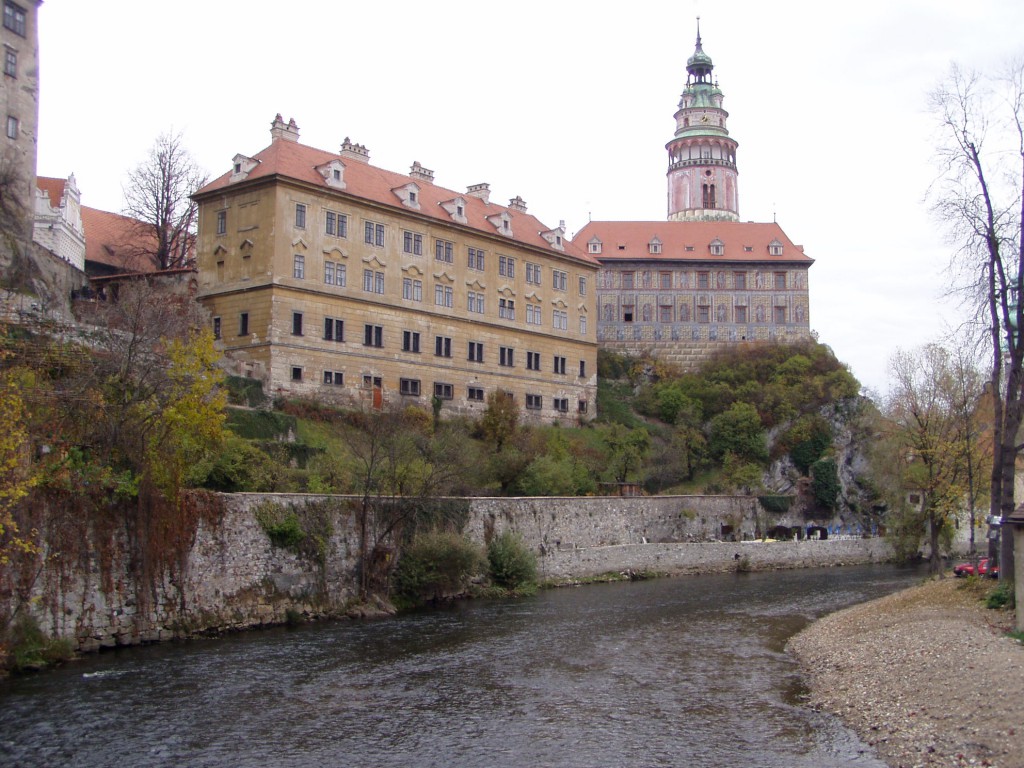 ヴルタヴァ川、城の城の塔と下部	