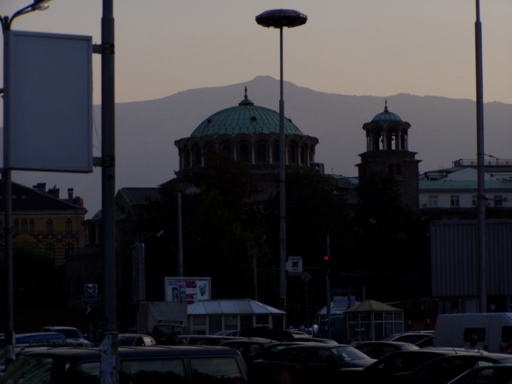 夕暮れの聖ネデリャ教会―背景はヴィトシャ山塊