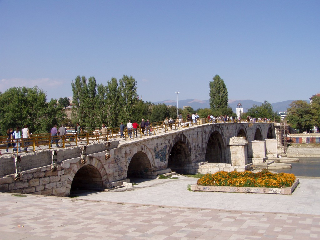 ヴァルダル川の古い石造りの橋