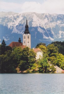 湖の中の小島の上にたっている教会