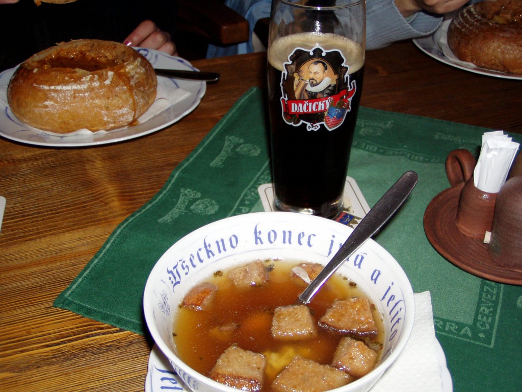 にんにくスープと・・・黒ビール。チェコへようこそ！	