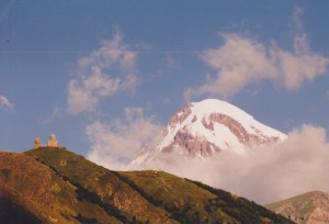 全貌を現したカズベク山 (5047メートル)、左側はサメバ教会