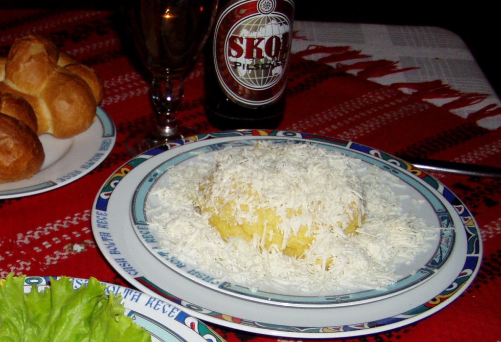 伝統的な料理 ②：Brânză（羊のチーズ）がのっている Mâmâligâ（トウモロコシの粥）