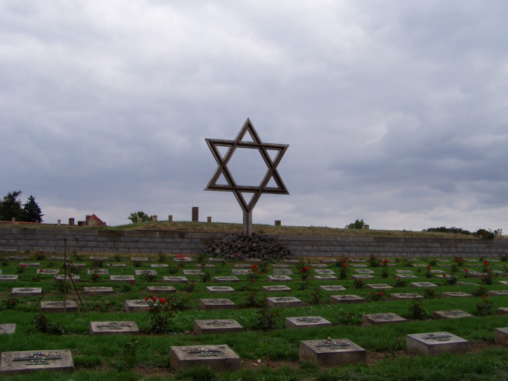 小要塞の前の国民墓地とユダヤ人のダビデの星