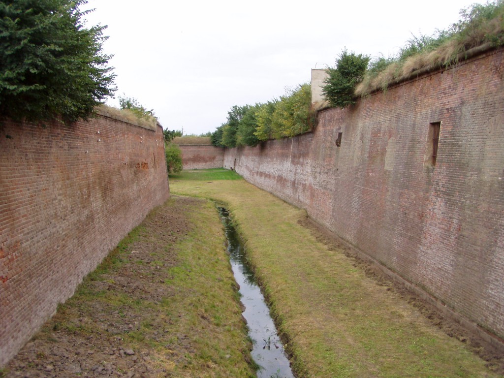 膨大な濠と外壁はテレジーン要塞の特徴だ