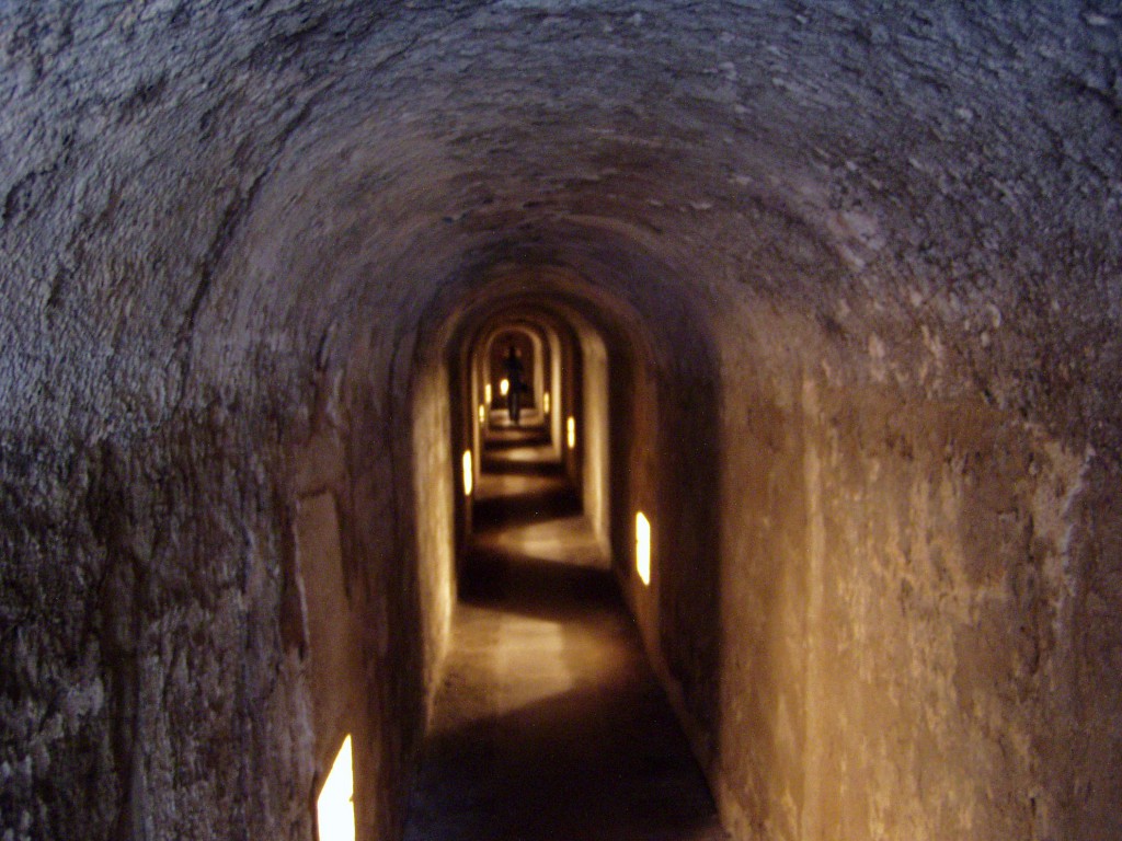 要塞の中の長い地下回廊