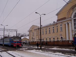 Der Bahnhof von Baranowitschi mit Elektritschka
