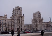 Minsk (Мінск) Stalinistischer Zuckerbäckerstil am Bahnhof