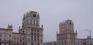 Stalinistischer Zuckerbäckerstil am Bahnhof