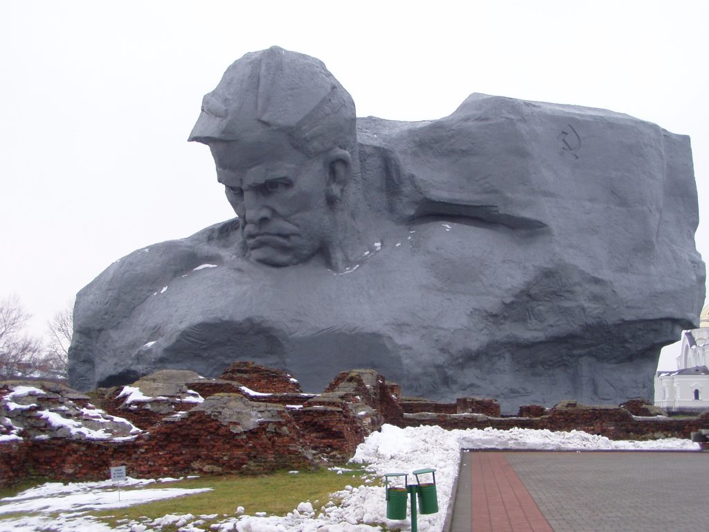Die grosse Skulptur innerhalb der Festung
