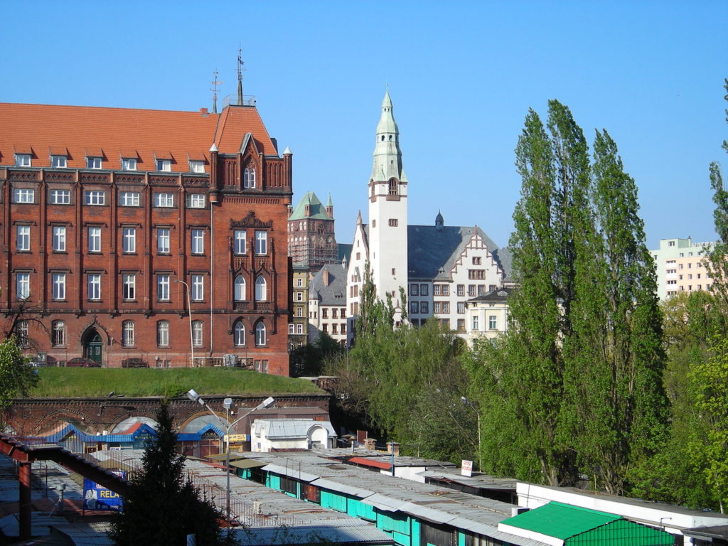 Sozialistischer Marktplatz, Rotes Rathaus und Schulgebäude