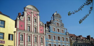 Frisch restaurierte Bauten am Alten Rathaus