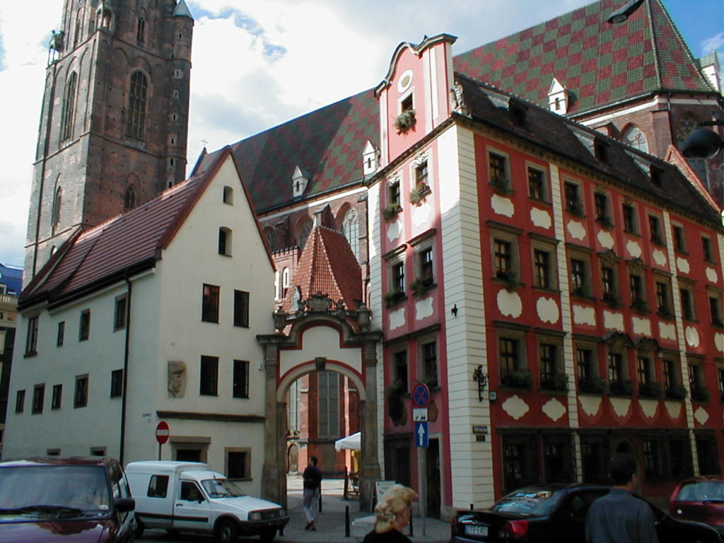 St. Elisabeth-Kirche mit "Hänsel und Gretel"