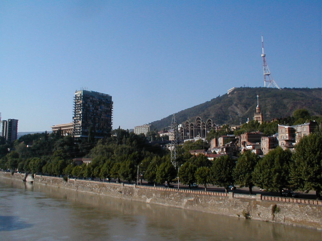 Im Zentrum von Tbilissi am Mtkvari-Fluss, das Hochhaus links ist das besagte Hotel Iveria