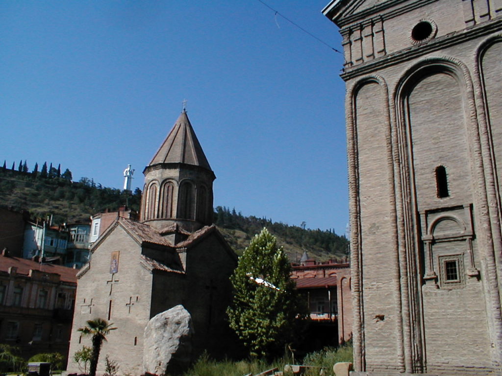 Kirchengesäumte Shavtelis Kucha in Tbilissi; ganz klein im Hintergrund Mutter Georgien