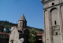 Kirchengesäumte Shavtelis Kucha in Tbilissi; ganz klein im Hintergrund Mutter Georgien