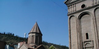 Kirchengesäumte Shavtelis Kucha in Tbilissi; ganz klein im Hintergrund Mutter Georgien