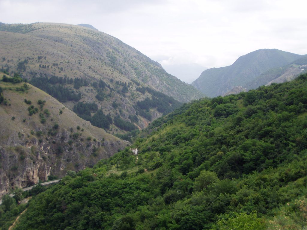 Berge dominieren in Albanien