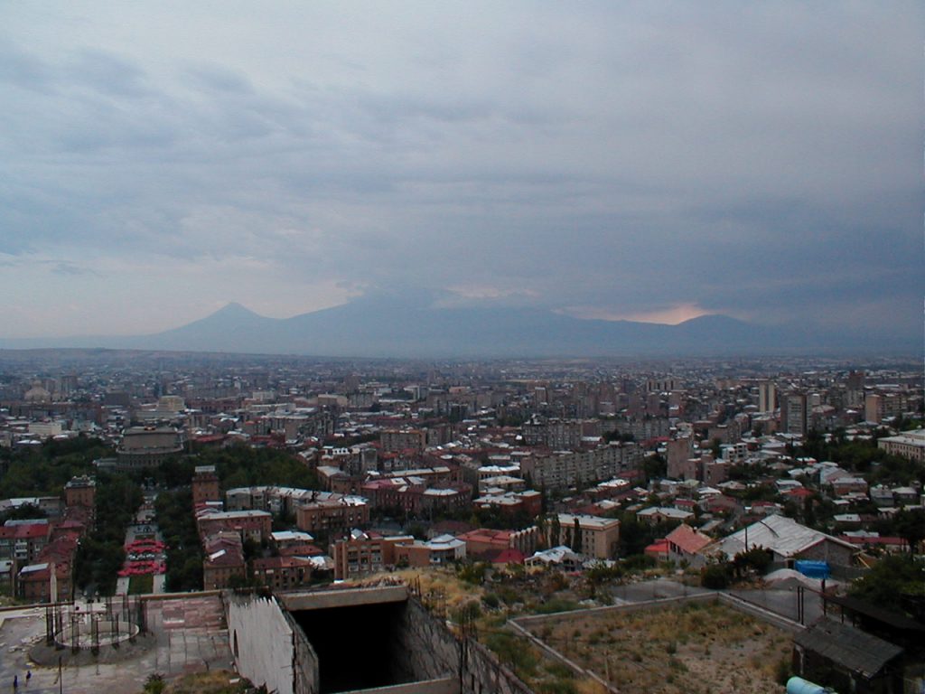 Zentrum Jerewans mit dem Mt. Ararat (Türkei) im Hintergrund