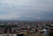 Jerevan Zentrum Jerewans mit dem Mt. Ararat (Türkei) im Hintergrund